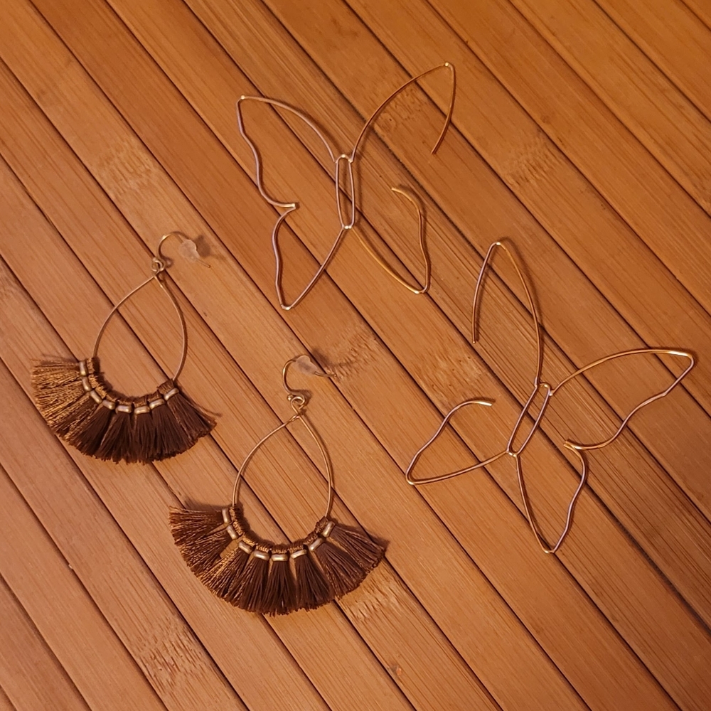 2 pairs of earrings
